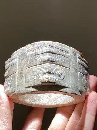 良渚玉琮作为良渚文化的典型器物,因其具有精美绝伦的纹饰和重要的