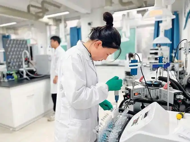 山西大学忻州创新生态研究院特种污水低碳处理实验室,科研人员正在做