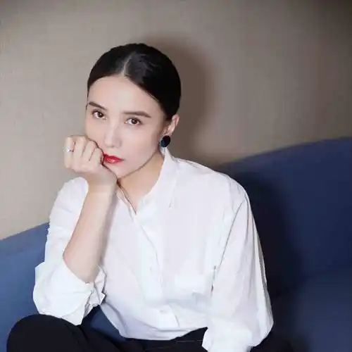 她被称为"小宋佳",有颜值有演技,是千万人心中的女神