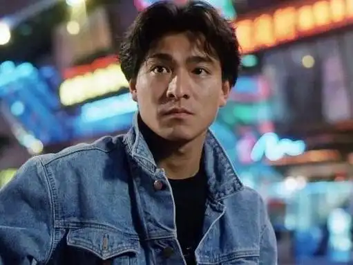 在拍摄电影《天若有情》时,刘德华有多场摩托车飙车戏,在摘下头盔之后