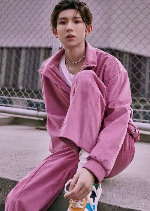 王源帅气俊朗.2021年8月21日,王源工作室发布一组写真.