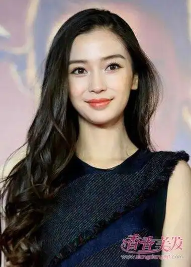 首页 流行发型 明星发型 黑色长发适合的大卷 明星圆脸黑色卷发 黑色