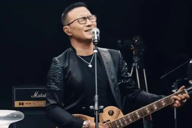 汪峰现身北京车展遭围观!身边美女不输章子怡,有讲有笑心情好