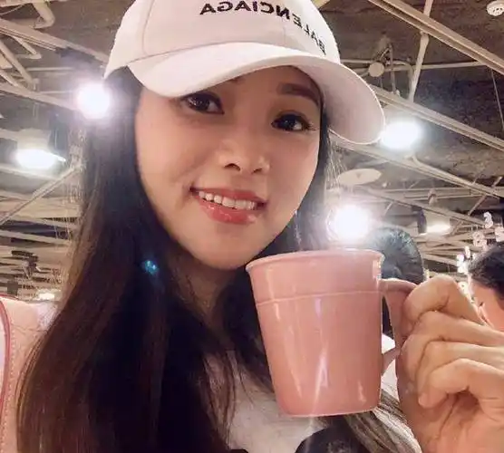 伊能静晒女儿小米粒照片,小米粒已经长开了,一双大长腿抢镜!