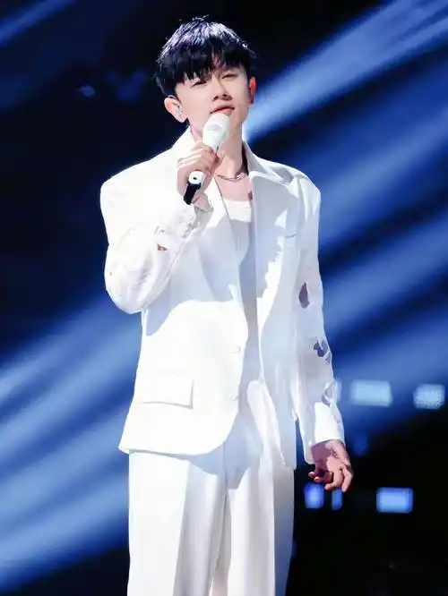 近期张杰参加了《声生不息》,一身白西装演唱身骑白马真的是太好听了