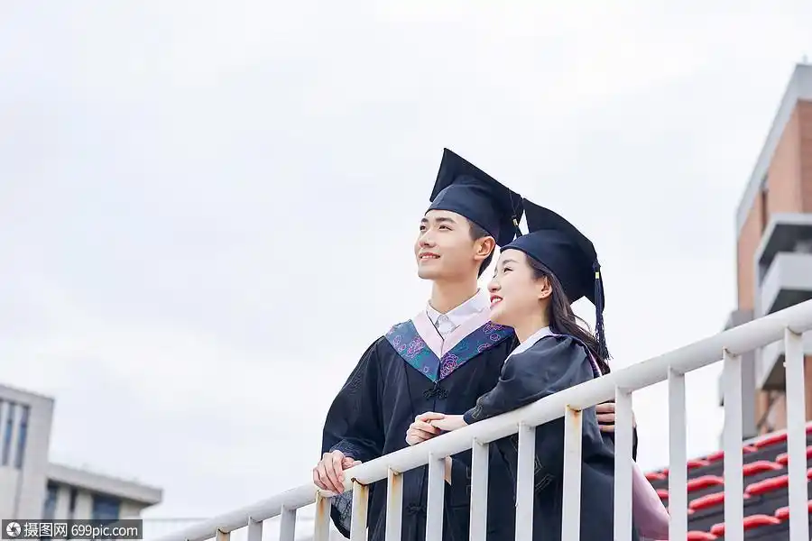 情侣大学毕业照