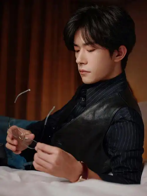 易烊千玺月末碎片#  工作室放饭啦～黑色马甲77眼镜77半躺着98