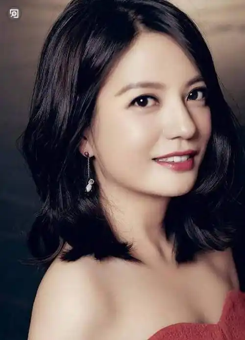 赵薇沉寂两年后再现公众视野:47岁的人生转折与无悔抉择_生活_女性