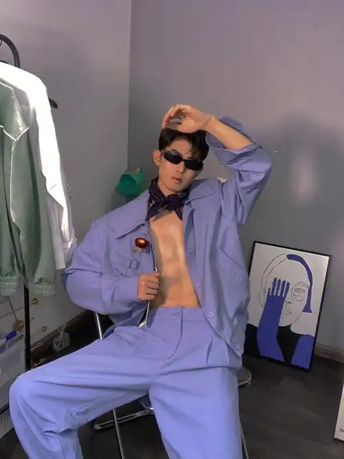 练腹肌的小伙子