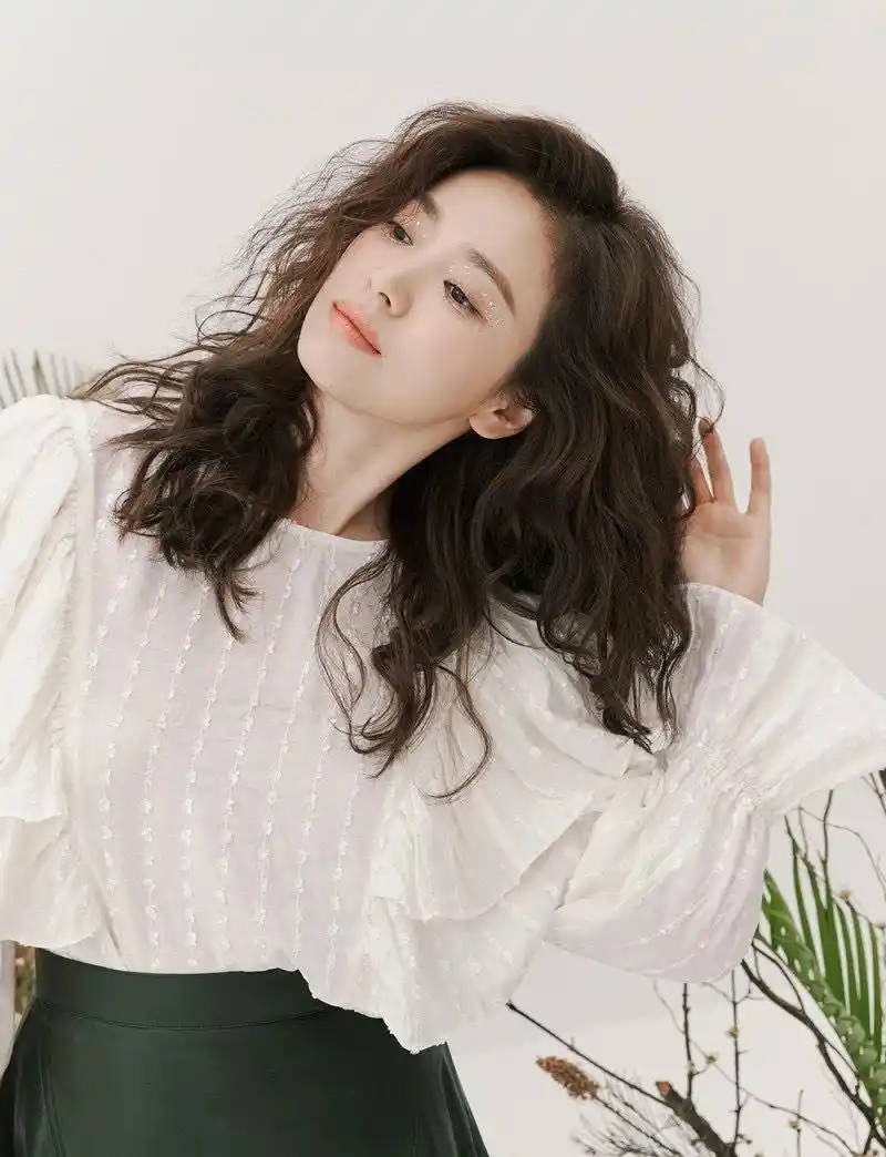 原创宋慧乔换新造型公主卷发搭配连衣裙减龄时髦这发型你值得拥有