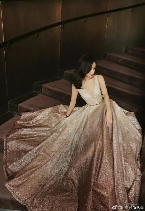 赵丽颖一袭金色星光渐变裙,锁骨blingbling的～太好看了!