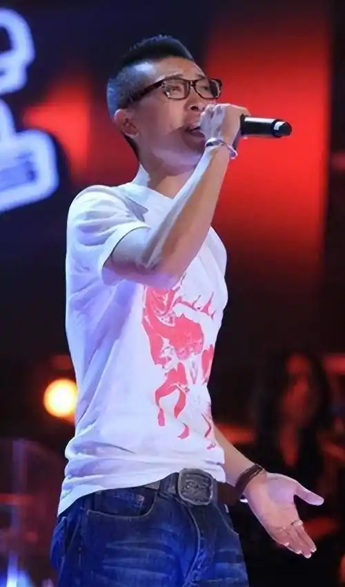 《好声音》学员张赫宣晒近照,硬汉变小鲜肉,五官精致撞脸乔任梁_比赛