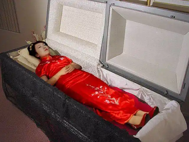 妻子火化时,丈夫却发现妻子的衣服有问题,解开寿衣后,瘫在地_手机搜狐