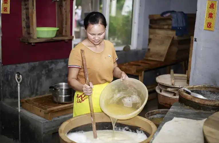 点浆,将浆水按照一定的比例和方法加入熟豆浆中,使大豆蛋白质溶胶变成
