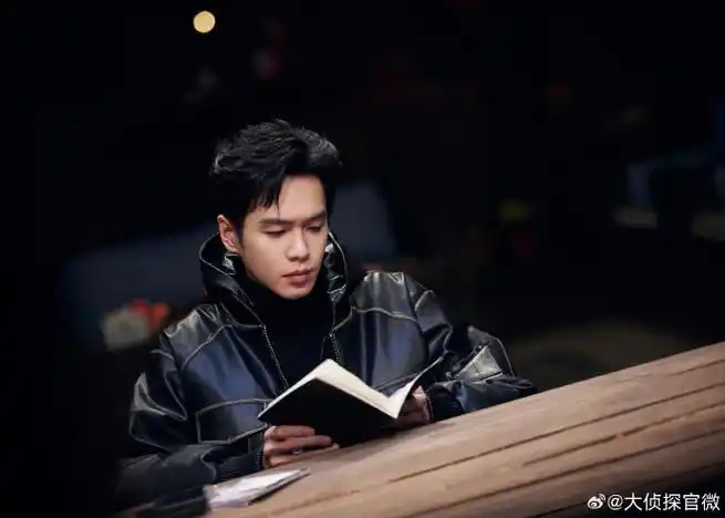 【《#大侦探沉默的三面羊#》高清剧照】之张服来@张若昀:  福国和蓝国