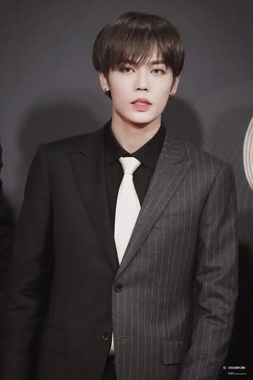 林彦俊微博之夜红毯饭拍,一身黑色西装 白领带 黑发顺毛