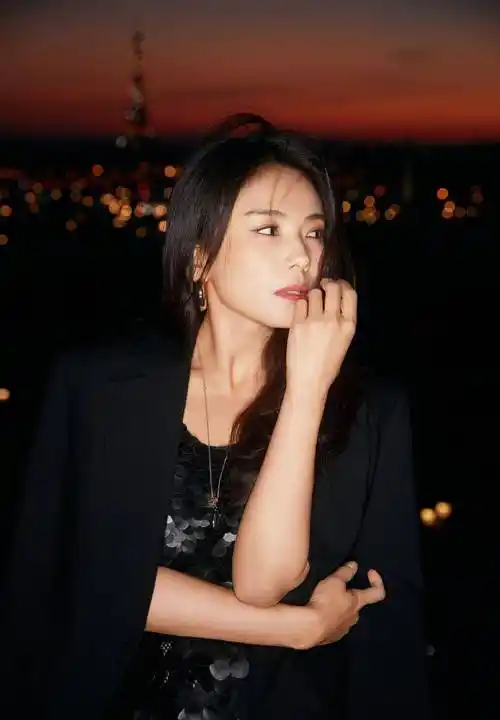 刘涛一身黑色紧身裙现身巴黎时装周,裙子完美将涛姐身材勾勒出来