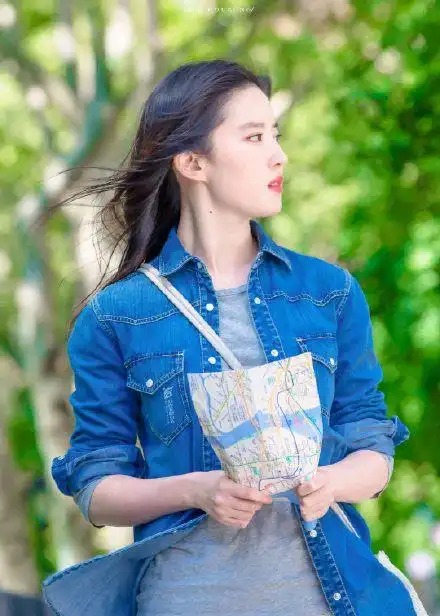 刘亦菲的侧颜杀,从出道起惊艳了十七年,果然是不可复制的美貌