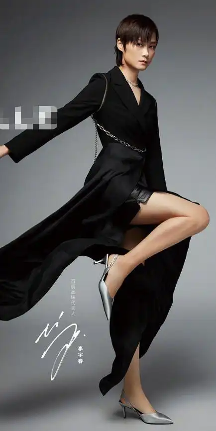 李宇春穿开叉裙有多好看?不经意的秀曲线,"无痕腿"比杨幂还绝