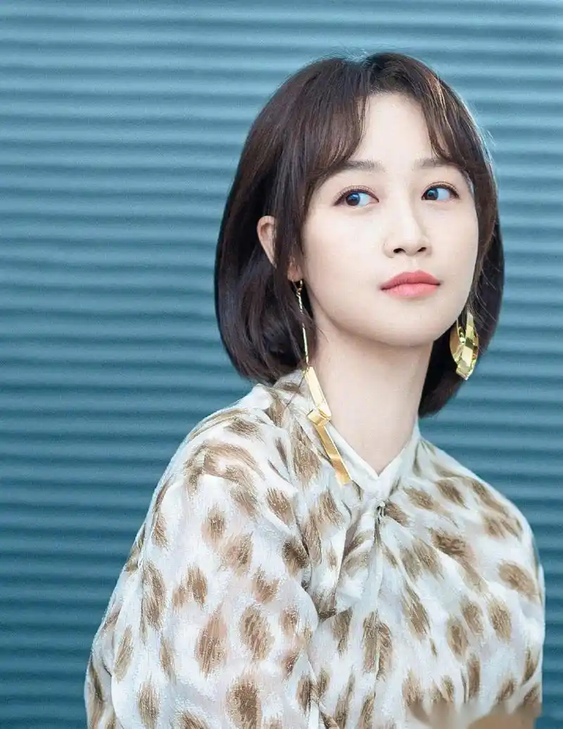 蓝盈莹身着豹纹衬衫裙加清爽短发,再配上别致不对称的金属耳环,优雅