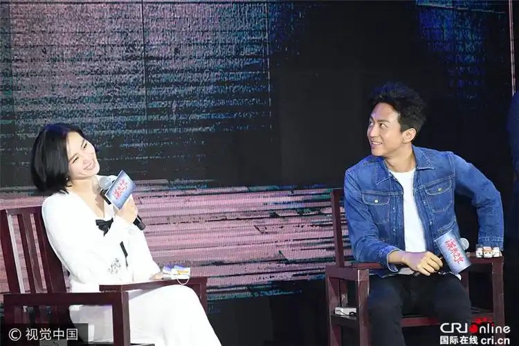 刘诗诗剪短发甜笑 邓超挤眉弄眼尬舞不改逗比本色