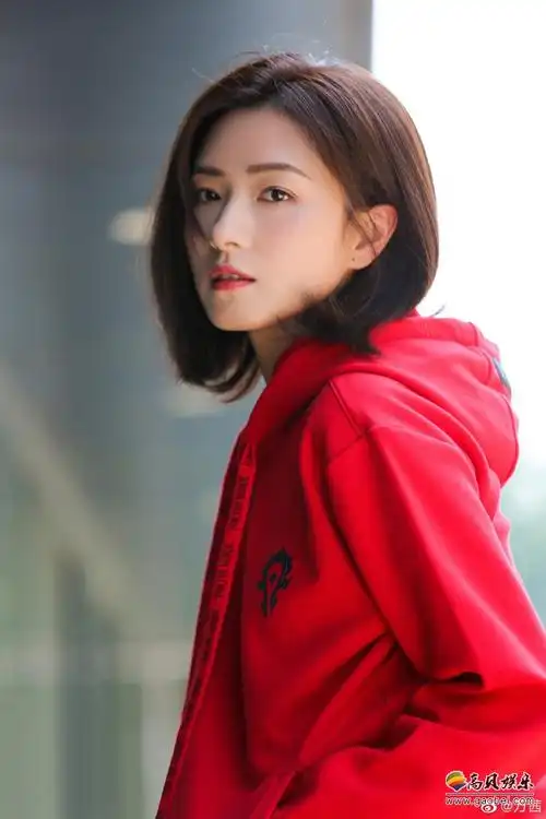 《魔兽世界》老玩家,女演员万茜晒出穿主题卫衣照片,自曝"部落女孩"