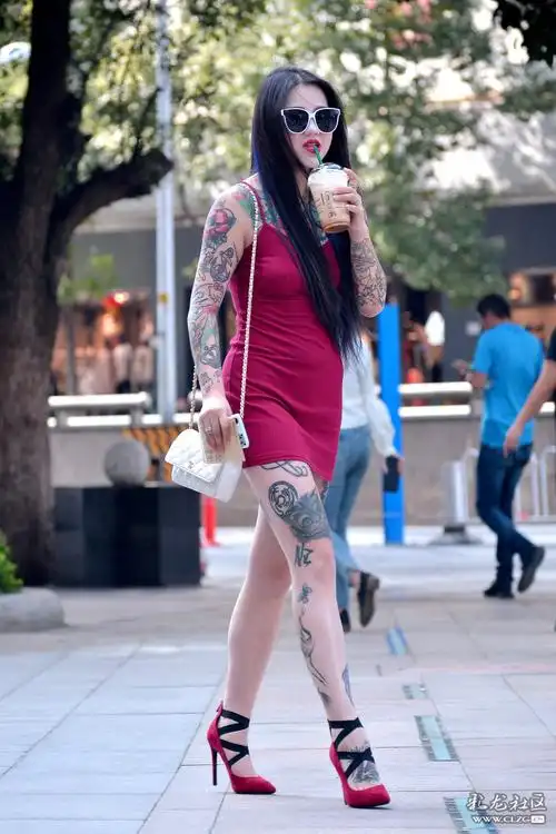 街拍纹身小姐姐