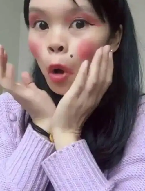 妹子觉得自己有点丑,于是学习网红化妆,结果把大家吓到了!|妹子|化妆|