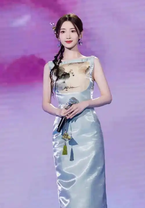 赵丽颖人间富贵花,毛晓彤雅致婉约_礼服_耳环_传统