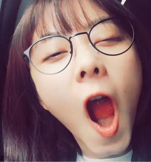 谭松韵晒自拍,扮丑打哈欠的图片,称哈欠会传染