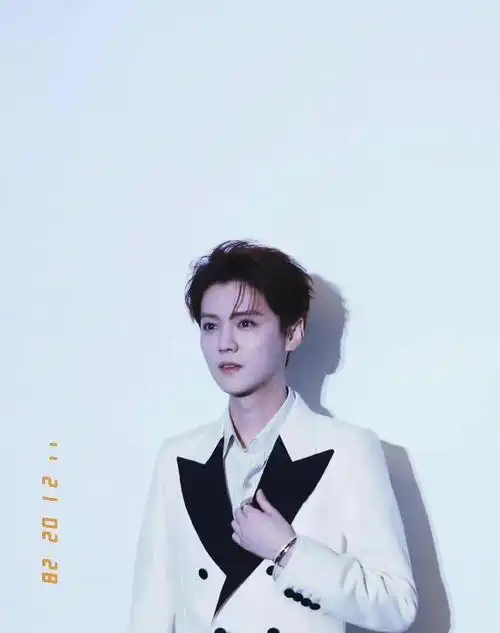 鹿晗红发生图火了!穿白色西装参加活动,脸发腮下轮廓线都没了