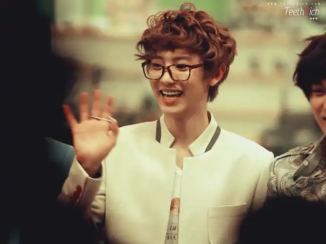 求朴灿烈卷毛时期戴眼镜的图片