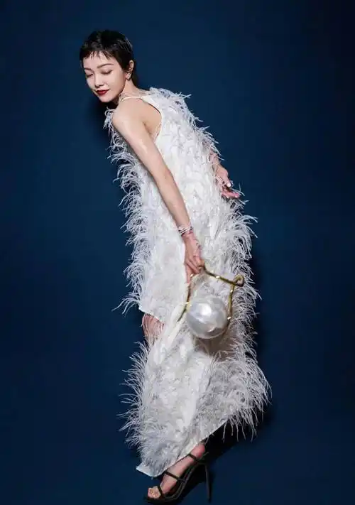 郭采洁的身材原来这么好,穿大领子的裙子,气质妩媚好迷人_连衣裙_女生