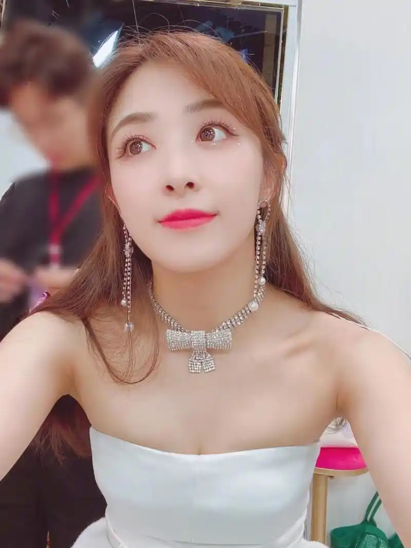 张含韵 当年超级女声一炮成名 "饱满身材"迷住了, 换了风格大不同 可