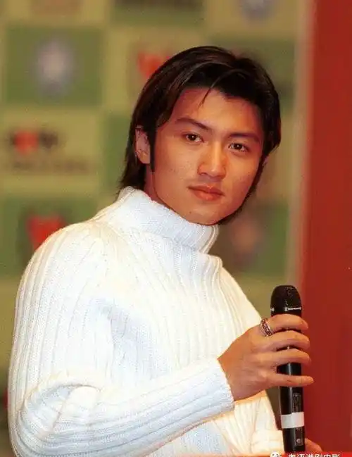 谢霆锋重塑廿年前经典发型 发量大减感叹岁月不饶人_截图_影片_微博