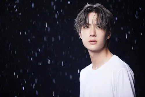 王一博纯净质感写真曝光雨中漫步意境唯美