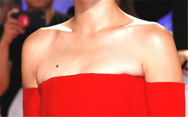 有胸痣相的女人颜值高,情商也高