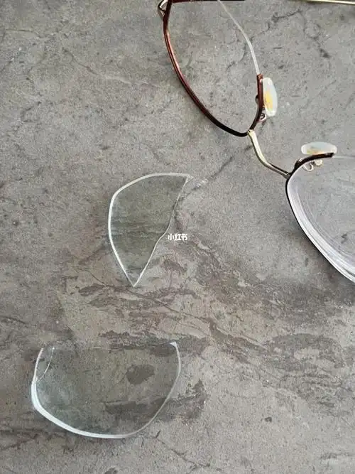 早上起来,镜片碎了