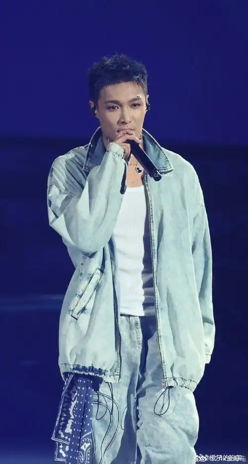 我一直说唯爱寸头,寸头帅果然是真帅,张艺兴巡演舞台这个寸头发型竟然