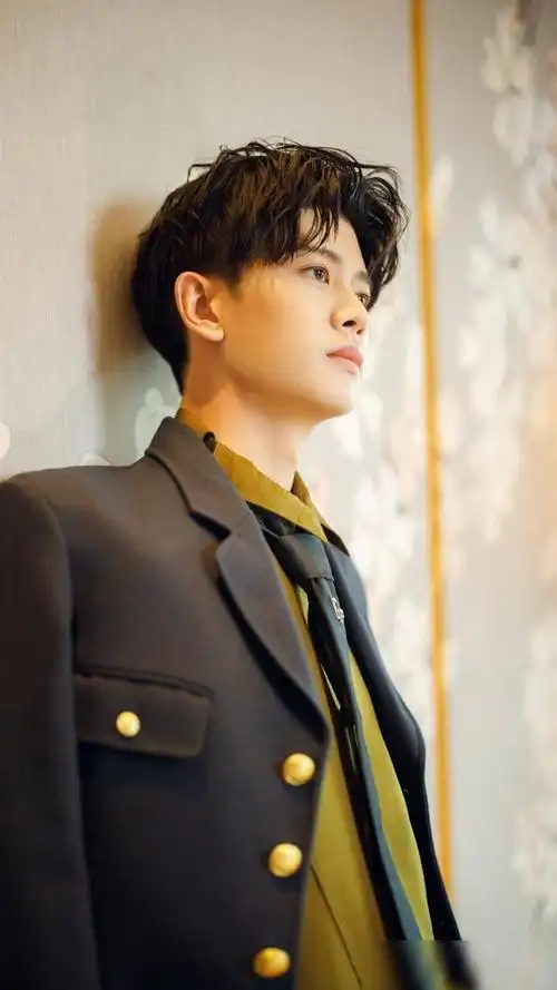 演员任嘉伦风度翩翩英姿焕发来看帅气写真照