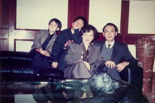 汤君年和妻子徐枫,及两个儿子汤珈铖,汤子嘉合影.