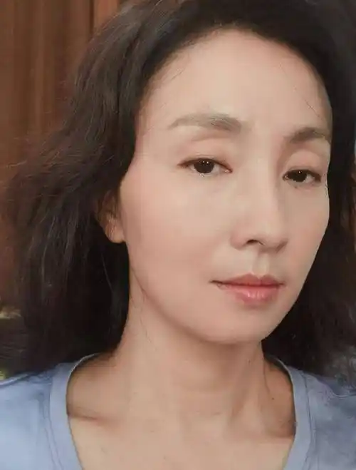 48岁陶虹晒素颜近照,当年好美好美,与当年相比显老了_长发_文章_短发