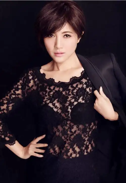 现在50岁的颜丙燕还是单身,好像一点都不担心自己的感情,但生活不仅仅