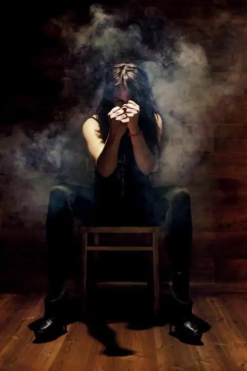 西方人,一个人,坐,吸烟,竖图,室内,白天,正面,地板,香烟,椅子,欧洲