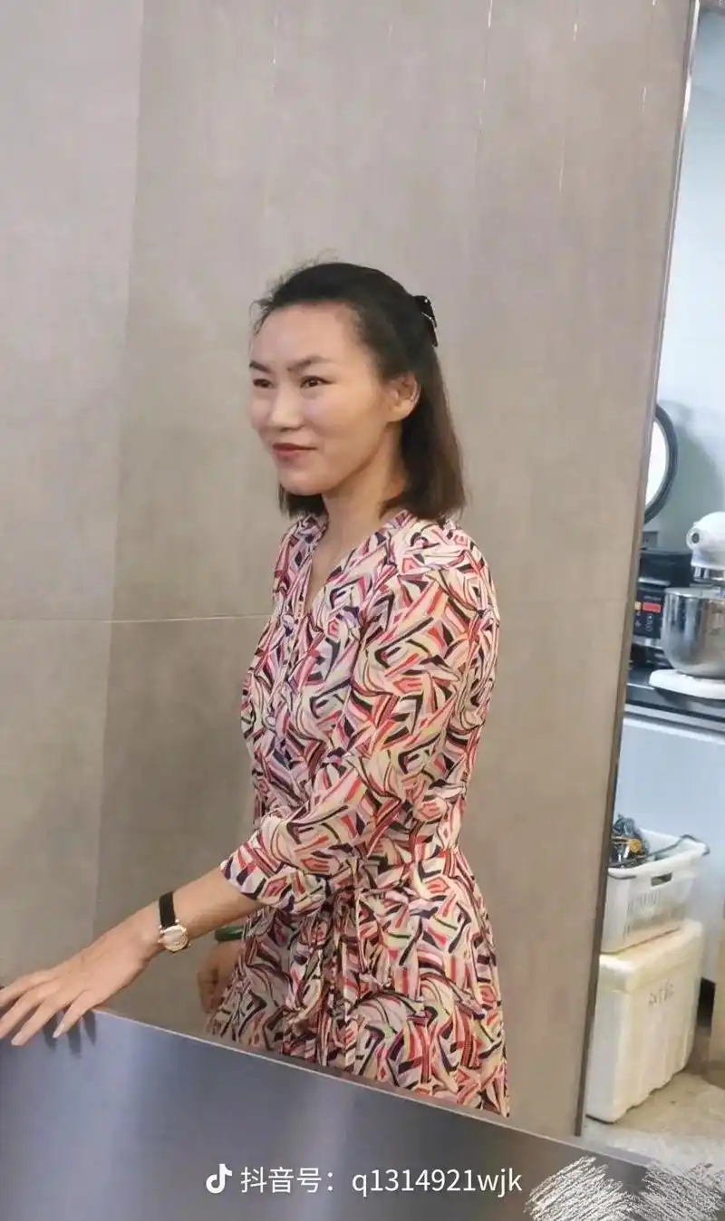 王俊凯妈妈好年轻气质十足啊 #王俊凯#王俊凯妈妈 祝#王俊 - 抖音