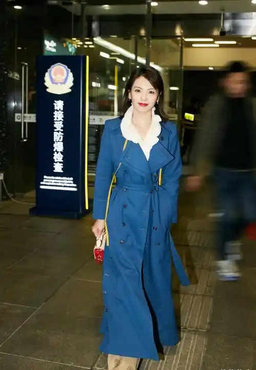 于卡其色而言就更显刘涛温柔的气质,她在里面穿了一件花边的白色衣服