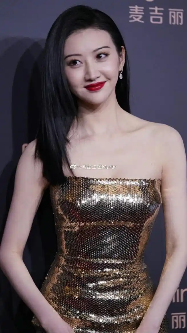 金色绽放!景甜闪耀登场,亮片鱼尾裙尽显时尚美丽