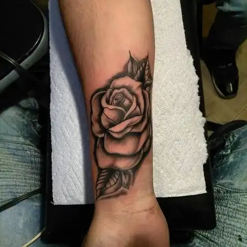 甘先生手腕写实玫瑰纹身图案