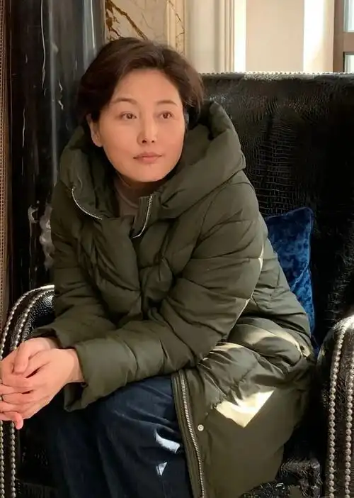 张延没整容真漂亮,素颜朴素端庄,穿棉服呈现51岁最真实的样子!