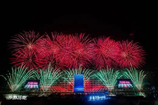 庆泰花炮用故事点燃爱浏阳烟花秀在浏阳天空剧院上演